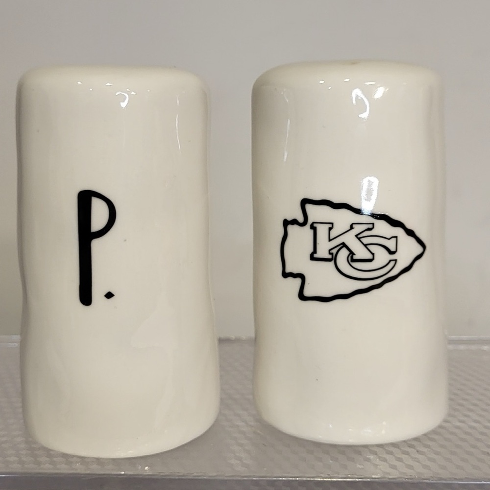✨PRICE DROP✨ KANSAS CITY CHIEFS' CERAMIC SALT AND PEPPER SHAKERS